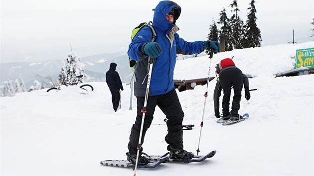 Skalním turistm silný mráz nevadí, i tak si výlap na Lysou horu chtjí