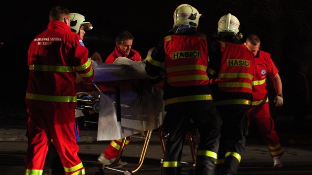 V havarovaném BMW byli dva zranní lidé, okamit byli pevezeni do nemocnic.