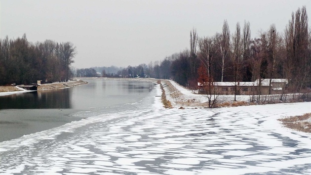 Soutok Labe s Chrudimkou v Pardubicích 7. ledna 2012. Voda z Chrudimky vpravo