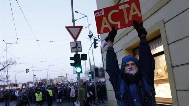 astnci demonstrace svolan eskou pirtskou stranou jdou z praskho Klrova na Hrad. Protestuj proti nedvnmu podpisu dohody ACTA o boji proti en neleglnch kopi a padlk (2. nora 2012)