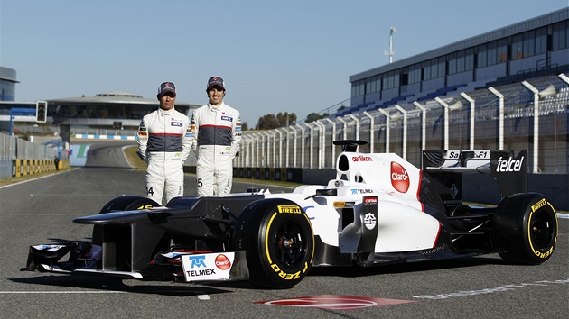 Kamuj Kobajai (vlevo) a Sergio Prez pi pedstaven novho monopostu Sauberu, modelu C31 na okruhu v Jerezu.