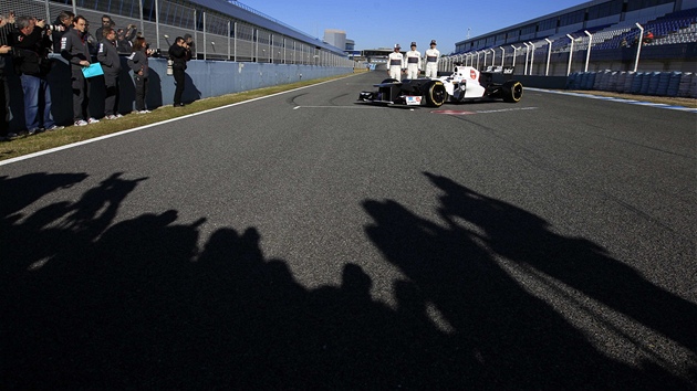 Kamuj Kobajai (vlevo), Sergio Prez (uprosted) a testovac jezdec Esteban Gutierrez pi pedstaven novho monopostu Sauberu, modelu C31 na okruhu v Jerezu.