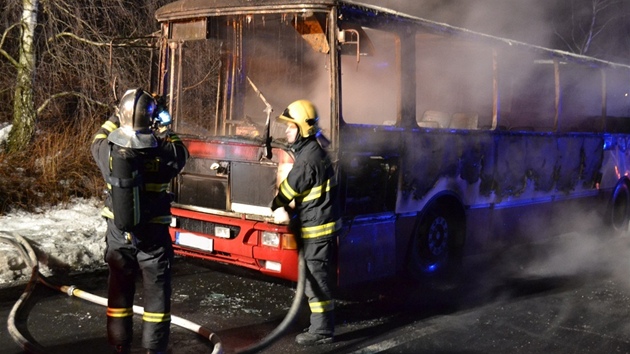 Hasii zasahující u linkového autobusu v Paceicích na Liberecku