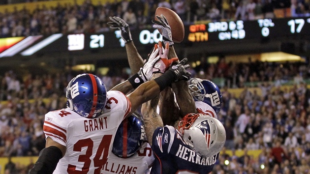 POSLEDNÍ ŠANCE. Hráči New York Giants maří poslední přihrávku New England POSLEDNÍ ŠANCE. Hráči New York Giants maří poslední přihrávku New England
