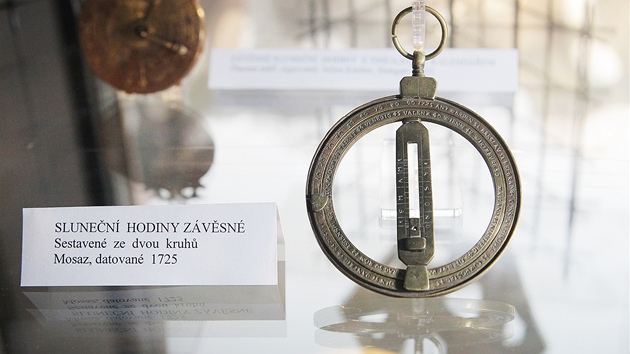 Mosazné závsné slunení hodiny sestavené ze dvou kruh. Pochází z roku 1725. 