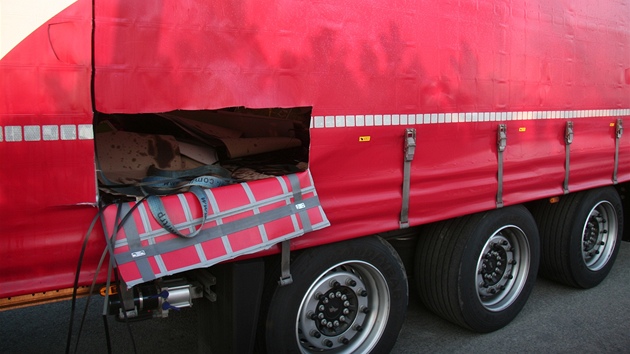 Zlodji vykradli na odstavnm parkoviti na obchvatu Tbora kamion. Sebrali vce ne 300 remosek za tm pl milionu korun. 