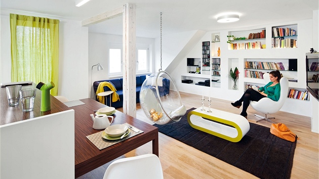 Obývací pokoj spojený s kuchyní a jídelním koutem ve spodní ásti bytu. Stna z