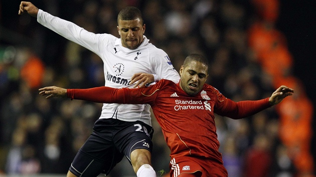 Glen Johnson (vpravo) z Liverpoolu v souboji s Kylem Walkerem  z Tottenhamu.