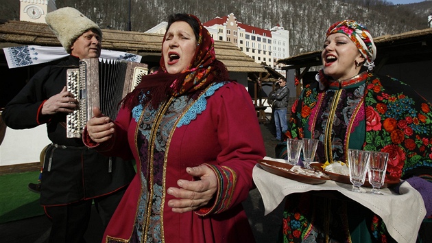  Ruské eny v tradiních kostýmech zpívají v djiti sjezdaských soutí