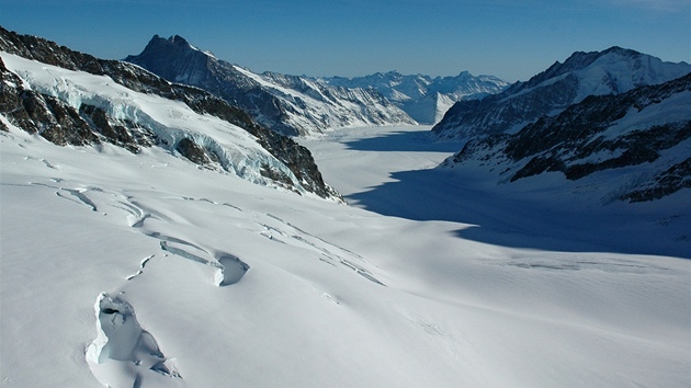 Kdo chce spatit nejdelí alpský ledovec Aletsch, tekoucí odtud do Wallisu,