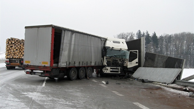 Kamion na dlnici D1 u Hranic narazil do protihlukov stny, zboural ji a sten zablokoval cestu.