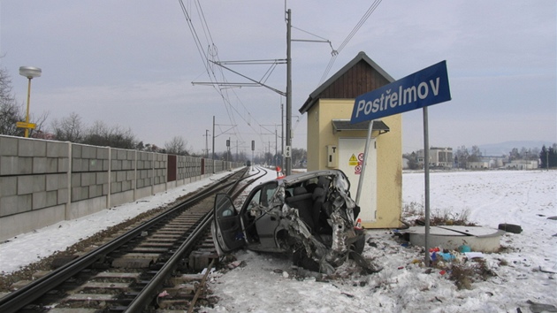 Zdemolovaný vz, který na pejezdu v Postelmov vjel ped vlak.