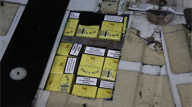 Olomoutí celníci odhalili zásilku paovaných cigaret, ve voze jich bylo