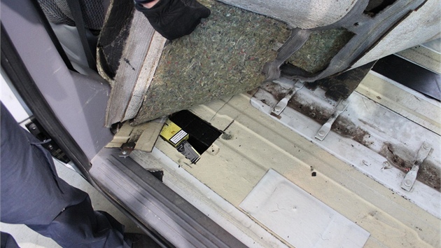 Olomout celnci odhalili zsilku paovanch cigaret, ve voze jich bylo edesti tisc. st z nich byla dokonce ukryt v podlaze auta.