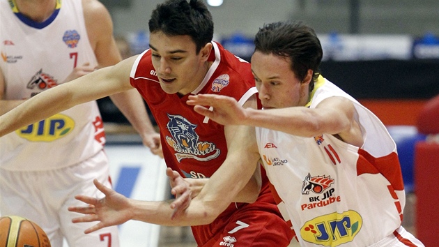 Jiří Šoula (vpravo) z Pardubic v souboji s Jakubem Kozubíkem z Chomutova. Jiří Šoula (vpravo) z Pardubic v souboji s Jakubem Kozubíkem z Chomutova.