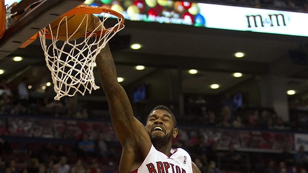 Amir Johnson z Toronta smeuje proti Washingtonu.