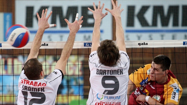 Marek Beer z Liberce.smečuje přes Martina Šrámka a Luboše Bartůňka z ČZU Praha. Marek Beer z Liberce.smečuje přes Martina Šrámka a Luboše Bartůňka z ČZU Praha.