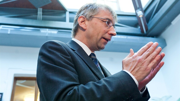 Ministr práce a sociálních věcí Jaromír Drábek z TOP 09 se na tiskové Ministr práce a sociálních věcí Jaromír Drábek z TOP 09 se na tiskové