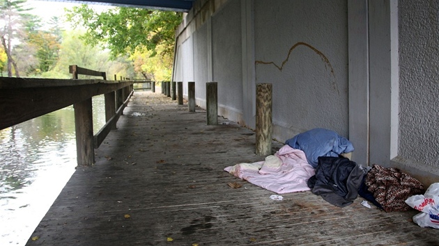 Anthony Ciccone je bezdomovcem a pespv pod mostem.