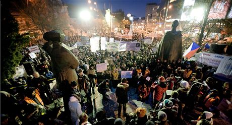 Slováky do ulic (na snímku Bratislava 10. února) vyhnala nespokojenost se zavedenými politickými stranami. Tm novým ale chybí historie a asto i jasné vize.