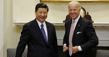 ínský viceprezident Si in-pching (vlevo) a jeho americký protjek Joe Biden