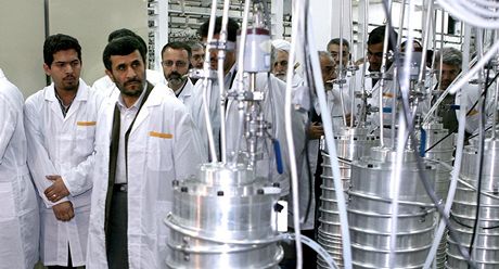 Íránský prezident Mahmúd Ahmanídeád si prohlíí jaderný provoz v Natanzu