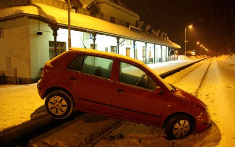 Fabia pejela nástupit a skonila a na kolejích. 