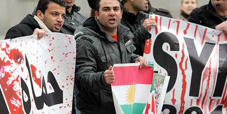 ást Syan ijících v esku vyjaduje odpor proti reimu Baára Asada veejn, napíklad letos v únoru v centru Plzn.