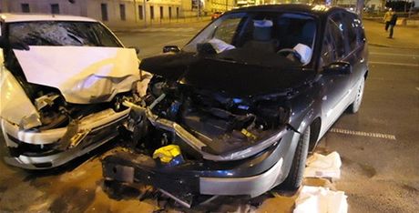 V centru Brna se kolem 20. hodiny srazila dv auta, pi nehod se zranilo pt