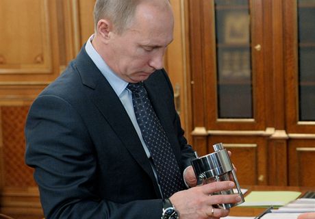 Putin s vzorkem vody z antarktického jezera, který dostal v pátek. Vdci