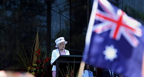 Královna Albta II. bhem návtvy v Austrálii. Na snímku promlouvá k lidem v