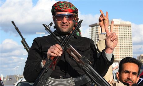 lenové libyjských vládních ozbrojených sil v ulicích Tripolisu. I tam esko dodávalo zbran na dluh.