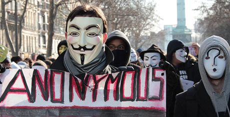 My vichni jsme Anonymous.... Snímek zachycuje demonstraci v Paíi (12. února