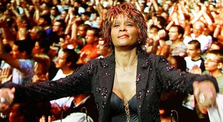 Whitney Houston pi vystoupení Soul Divas, kde zpívala spolu se svou sestenicí