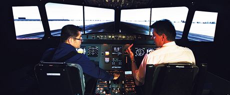 Autor lánku (vlevo) sedí v kapitánském kesílku leteckého trenaéru Airbusu
