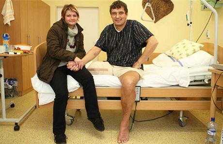 Pavel tangler se svou manelkou Soou pr dn po amputaci nohy.