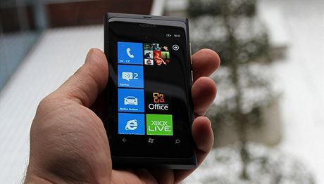 Nokia Lumia 800 je ve Finsku prodejním hitem.