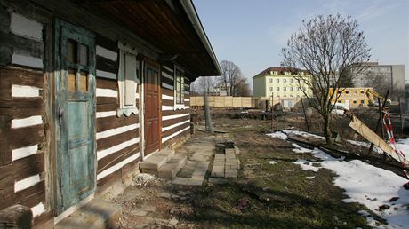 Roubenka v centru Hradce Krlov, kter musela v roce 2006 ustoupit kvli