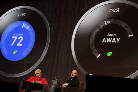 Tony Fadell (vpravo) je otec iPodu a také autor prvního termostatu, který se...