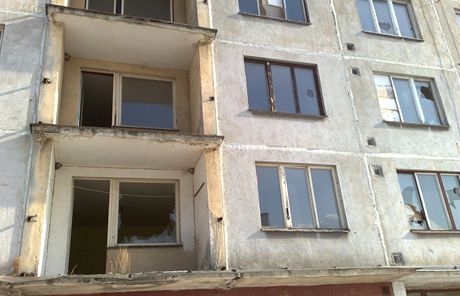 Jeden z vybydlených panelových dom v Beov na Mostecku, které nechá obec