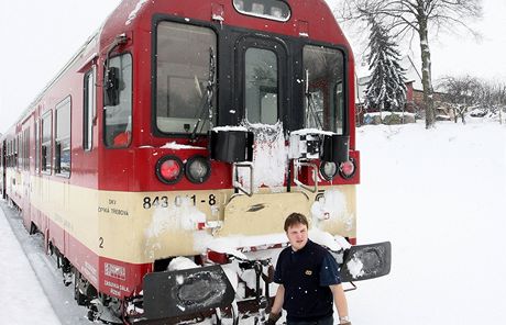 Motorový vlak ady 843, který jezdí na trati mezi Harrachovem a Tanvaldem.