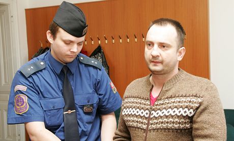 U podruhé si u karlovarského okresního soudu vyslechl Petr Kvasnika, e je vinen z pepadávání bank.