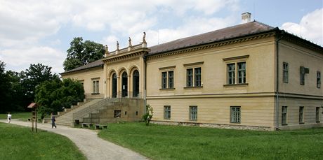 Klasicistní zámek v echách pod Kosíem na Prostjovsku (snímek z roku 2006).