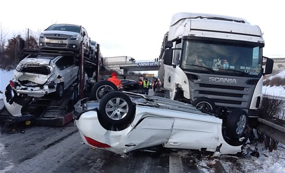 Hromadná nehoda zablokovala silnici R48 ve smru na eský Tín. Ilustraní snímek