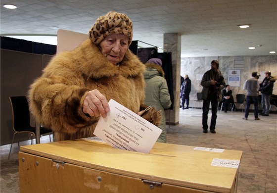 ena vhazuje svj hlasovací lístek v referendu. Po setení dvou tetin hlas je