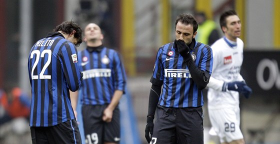 ZKLAMANÉ TVÁE. Hrái Interu Milán (zleva) Diego Milito, Esteban Cambiasso a