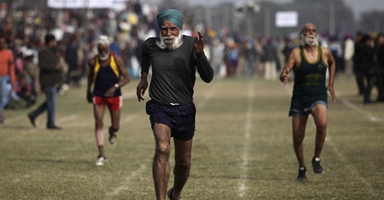 Netradiní soute bhem indické vesnické olympiády ve vesnici Kila Rajpur