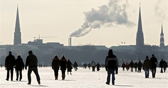 Lidé bruslí na zamrzlém jezee Aussenalster v Hamburgu (10. února 2012)