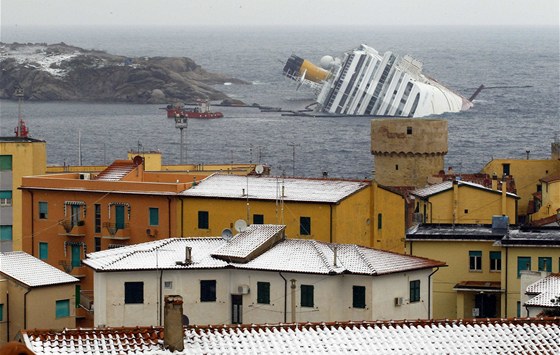 Vrak lodi Costa Concordia u zasneného italského ostrova Giglio (11. února