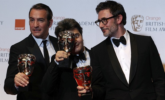 Britské ceny BAFTA - vítzný tým filmu Umlec: herec Jean Dujardin (zleva),...